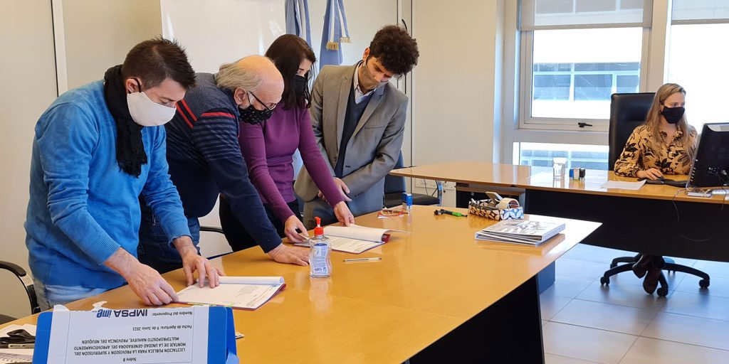 nahueve_sobre_b_maquinas_00